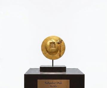 Salvador Dali (1904-1989) - sculptuur, El Huevo de oro-