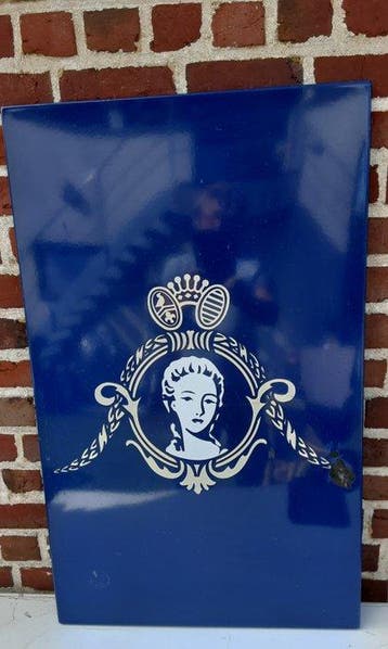 Emaille bord met het embleem en het portretprofiel dat