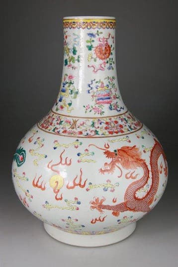 Vaas Tianqiuping - Famille Rose Draak - Merk Daoguang -, Antiek en Kunst