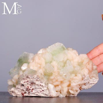 Groene apofyllietkristallen met een glasachtige glans en, Verzamelen, Mineralen en Fossielen