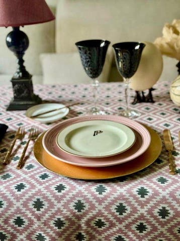 Tafelkleed met een ikat-stijl patroon voor grote tafels. -