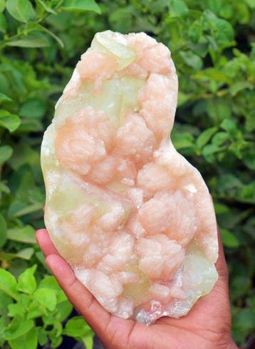 Stilbite-strik op zwarte chalcedoon. Kristal op matrix -, Verzamelen, Mineralen en Fossielen