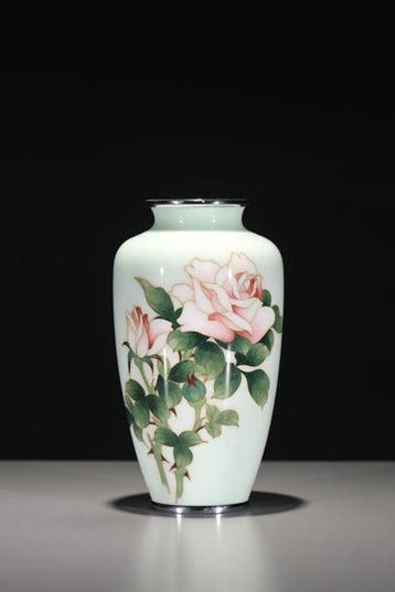 Vaas - Een cloisonné-vaas, versierd met bloeiende