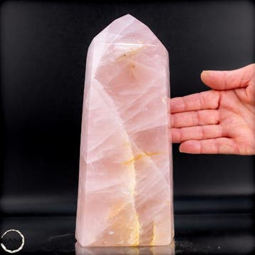 Prachtige rozenkwarts-obelisk – Symbool van liefde en