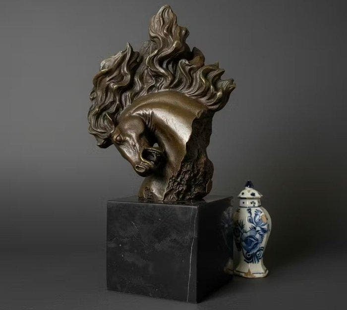 Beeld, Bronzen Paardenhoofd met Vlammen — op Marmeren Sokkel, Antiek en Kunst, Curiosa en Brocante