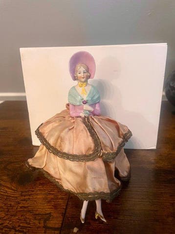 Beeldje - Porcelain half-doll pincushion (dressed) -