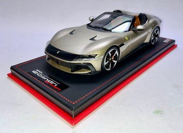 MR Collection Models 1:18 - Modelauto - Ferrari, 12 Cilindri, Nieuw