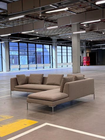 B&B Italia Charles Hoekbank | Taupe | NIEUWSTAAT + Garantie, 300 cm of meer, Ophalen of Verzenden, Zo goed als nieuw, 150 cm of meer