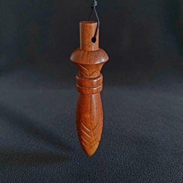 Egyptische Thoth-pendel van peerhout. Ketting en kraal van