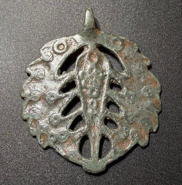 Viking periode Brons Een opengewerkt amulet met een dubbele