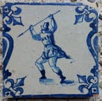 Tegel - Antieke Delftsblauwe tegel met man met speer. -, Antiek en Kunst