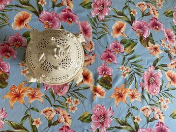 san leucio - Tafelkleed met orchideeën en hibiscus, op een