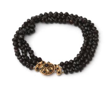Choker collier van 3 strengen granaat aan gouden slot, Gebruikt