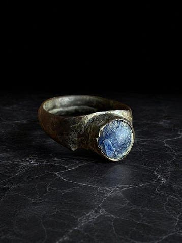 Oud-Romeins, Keizerrijk Brons Ring met blauw glas cabochon