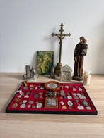 Een partij religieuze voorwerpen – medailles, beeldje,