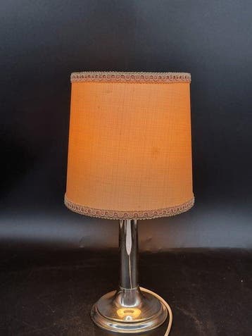 Vintage Tischleuchte – Chromfarbener Fuß mit orangefarbenem