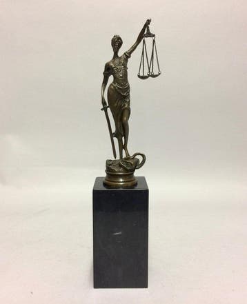 Beeldje - Bronzen beeld vrouwe justitia op hoge voet -