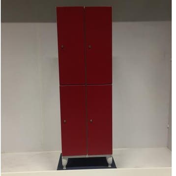 (MDK-106226) Oostwoud garderobe lockerkast rood, Huis en Inrichting, Ophalen of Verzenden, Gebruikt
