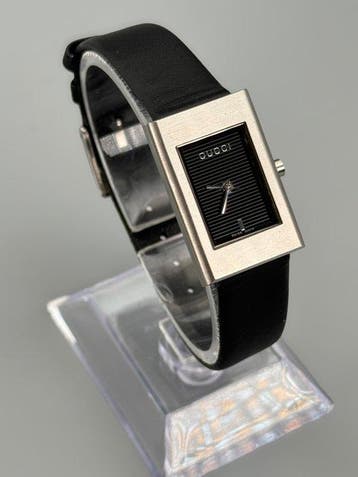 Gucci - Tank Dress Watch – Textured Black Dial – Swiss Made, Nieuw