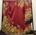 Rode kimono met blauweregen, vlinders en bloemmotieven. -