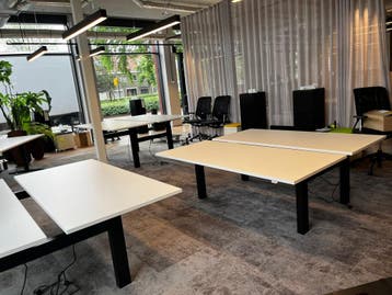 Refurbished Duo Werkplek, Elektrisch Verstelbaar, Ahrend, Huis en Inrichting, Verzenden, In hoogte verstelbaar, Zo goed als nieuw