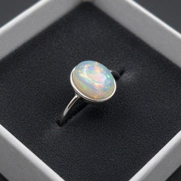 Welo-opaal uit Ethiopië. Prachtige, intense kleuren. Ring