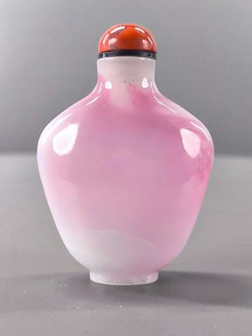 China Chinees tabaksdoosje van roze en wit meergelaagd glas