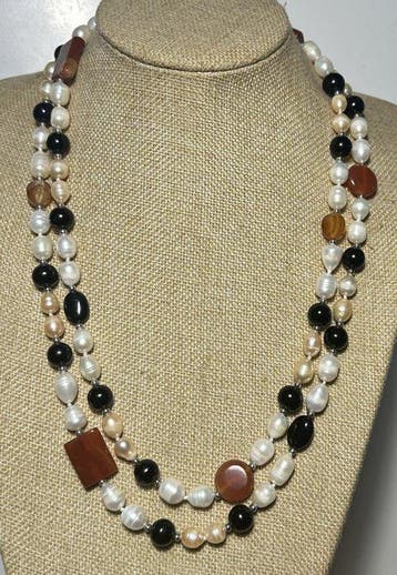 Zoetwaterparels, carneool en zwart onyx. Hoge kwaliteit.