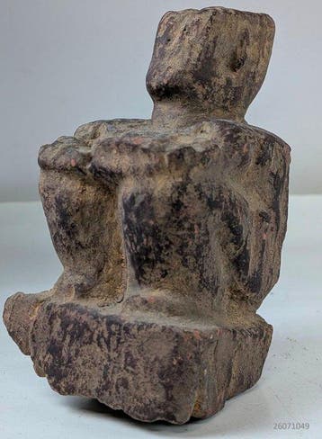 een antiek, handgesneden stenen of terracotta beeldje