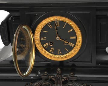Zwart natuurstenen schouwpendule, Frankrijk, eind 19e eeuw, Antiek en Kunst