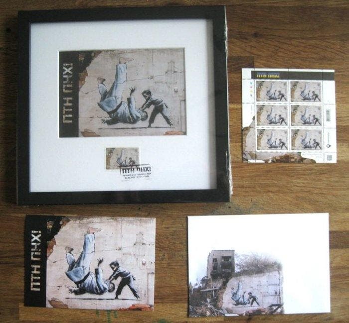 Banksy (1974) - FCK PTN Framed Stamp + Stamp + Envelop +, Antiek en Kunst, Kunst | Designobjecten