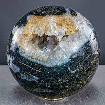 Natuurlijke mosagaatkogel met druse – Natuurlijke magie in