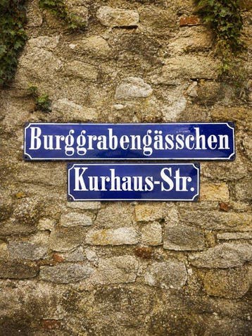 sculptuur, 2 antieke Duitse geëmailleerde Straatnaamborden -