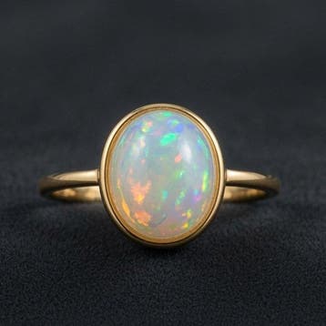 Welo-opaal uit Ethiopië. Prachtige, intense kleuren. Ring