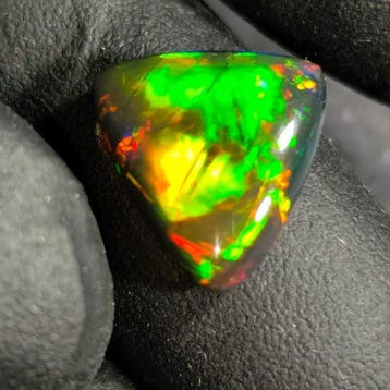 Zwarte Welo-opaal van uitzonderlijke kwaliteit. Cabochon -
