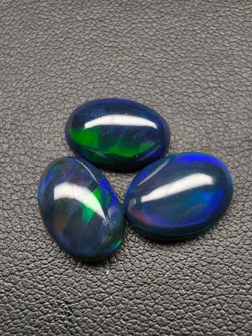 6.7cts Zwarte Opaal Cabochon- 1.3 g - (3)