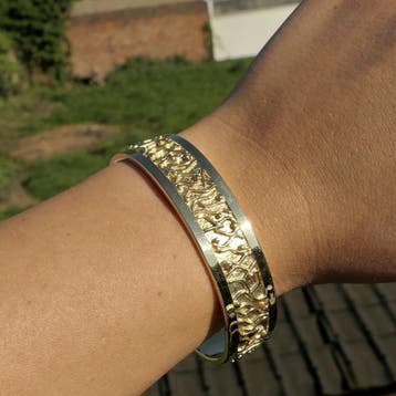 Gouden brede slavenarmband met gravures; Maat M, Ophalen of Verzenden, Gebruikt, Goud, Goud