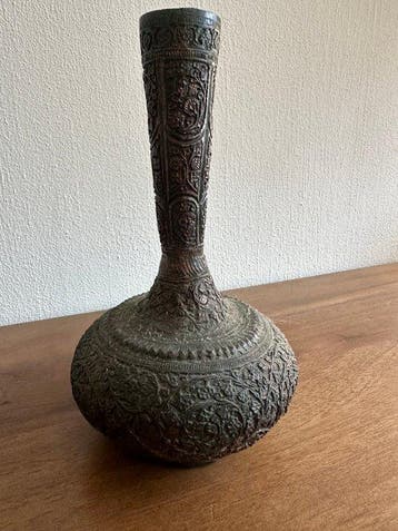 Antieke Mughal koperen Surahi vaas met rammelbal (ca. 1900)