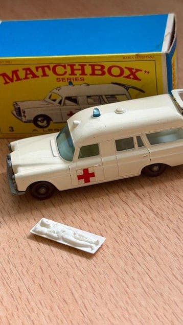 Matchbox 1:43 - Modelauto - Mercedes-Benz Binz Ambulance, Nieuw