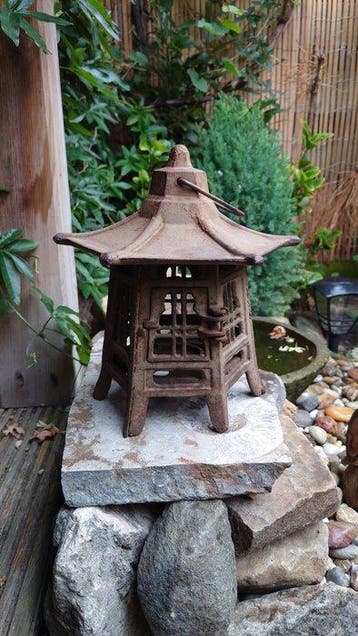 Japanse pagode lantaarn - IJzer (gegoten) - Japan - 20e eeuw