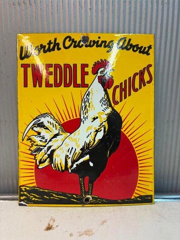 Tweeddle Chicks – Emaille Reclamebord – Worth Crowing About