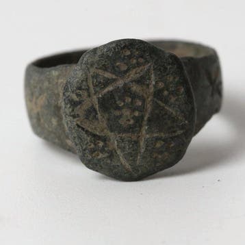 Middeleeuwen, kruisvaardersperiode Brons Ring waarop een