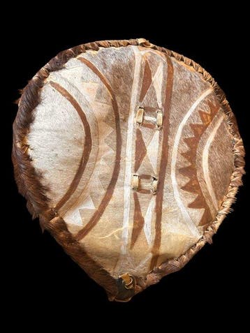 Etnografisch Maasai-schild van leer en dierenhuid – tweede, Antiek en Kunst