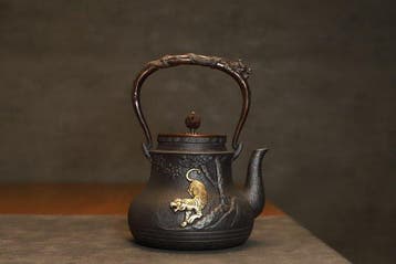 Hata Zoroku - Fluitketel - Lichaam met tijger- en