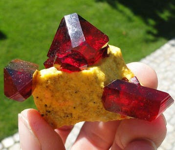 Pruskite Schitterend dieprood kristal op matrix - zonder, Verzamelen