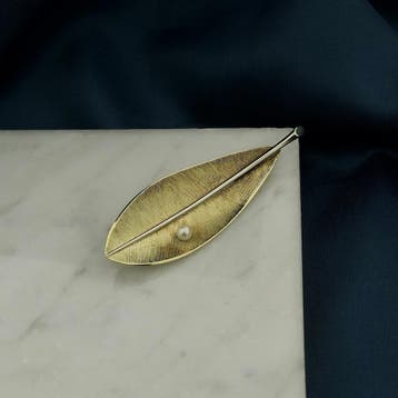 Bicolor gouden broche van een blad met parel, Gebruikt, Ophalen of Verzenden, Met edelsteen, Goud