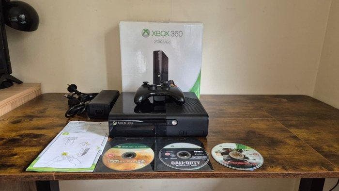 Microsoft - Xbox 360 - Xbox 360 E 250GB Console Bundle -, Spelcomputers en Games, Spelcomputers | Overige Accessoires