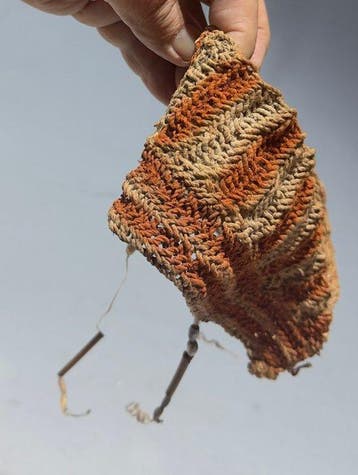 Een oude hoed van natuurlijke vezels uit de Asmat. - Asmat -