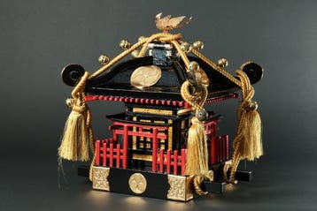 Grote decoratieve Mikoshi (draagbare schrijn) met feniks,, Antiek en Kunst
