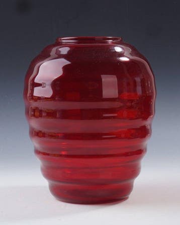 Vaas - Robijnrood glas met gestapelde ringen • Art Deco •
